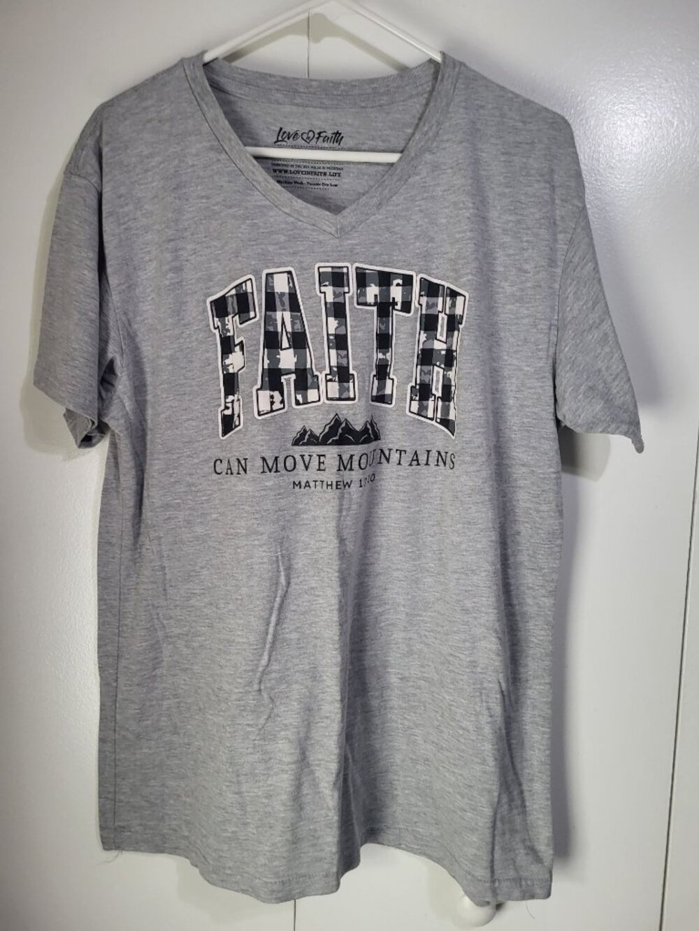 Love in Faith Women's L Gray V Neck Shirt Matthew 17:20 Faith can move mountains - Picture 1 of 6
